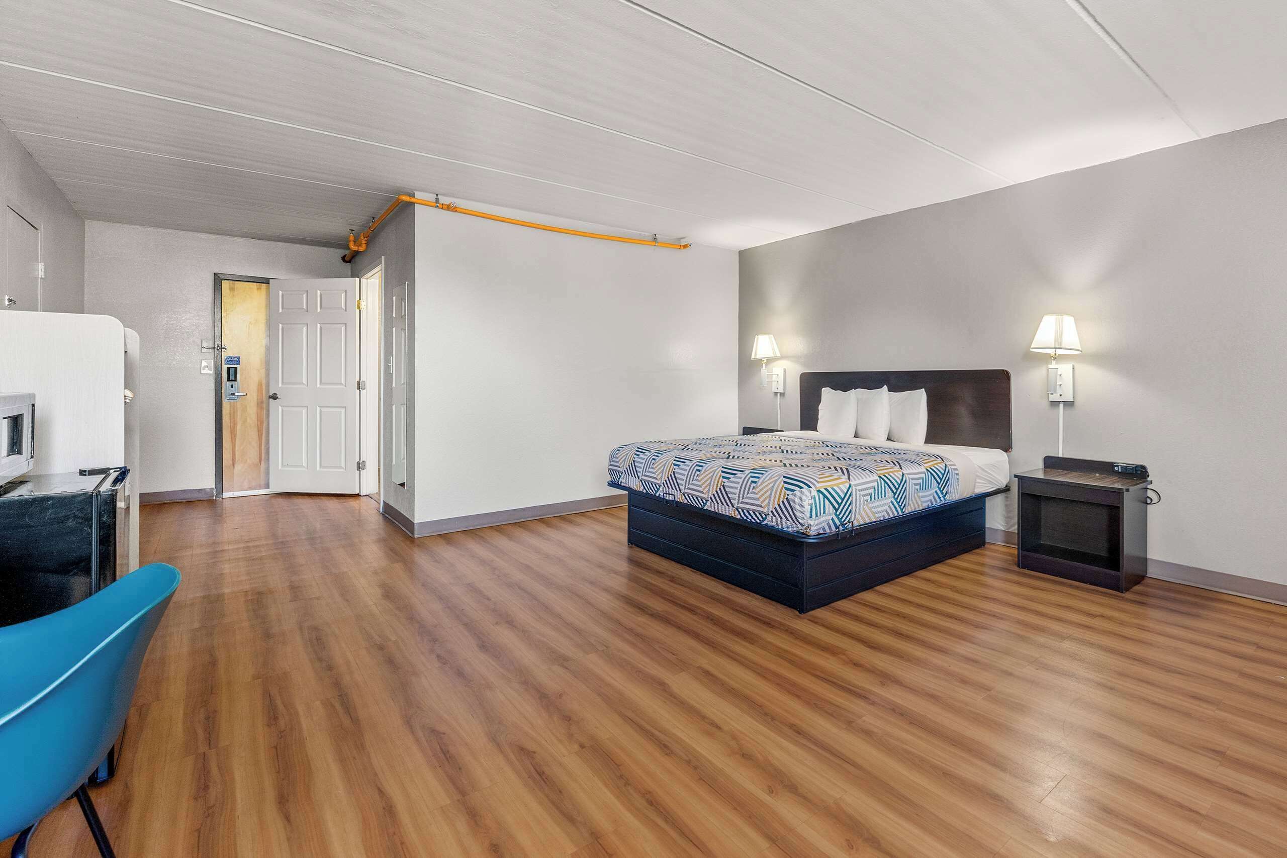 Espacio para trabajar con laptop, wifi gratis y ropa de cama 