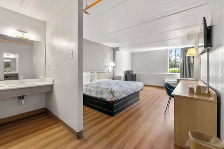 Laptop workspace, free WiFi, bed sheets