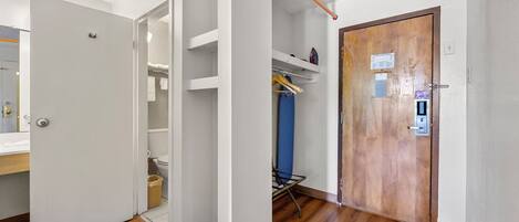 Skrivebord for bærbar PC, wi-fi (inkludert) og sengetøy