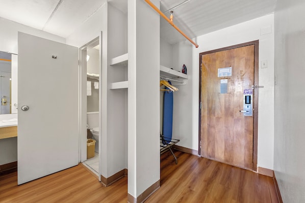 Laptop workspace, free WiFi, bed sheets - Motel 6 Decatur, GA (Decatur)