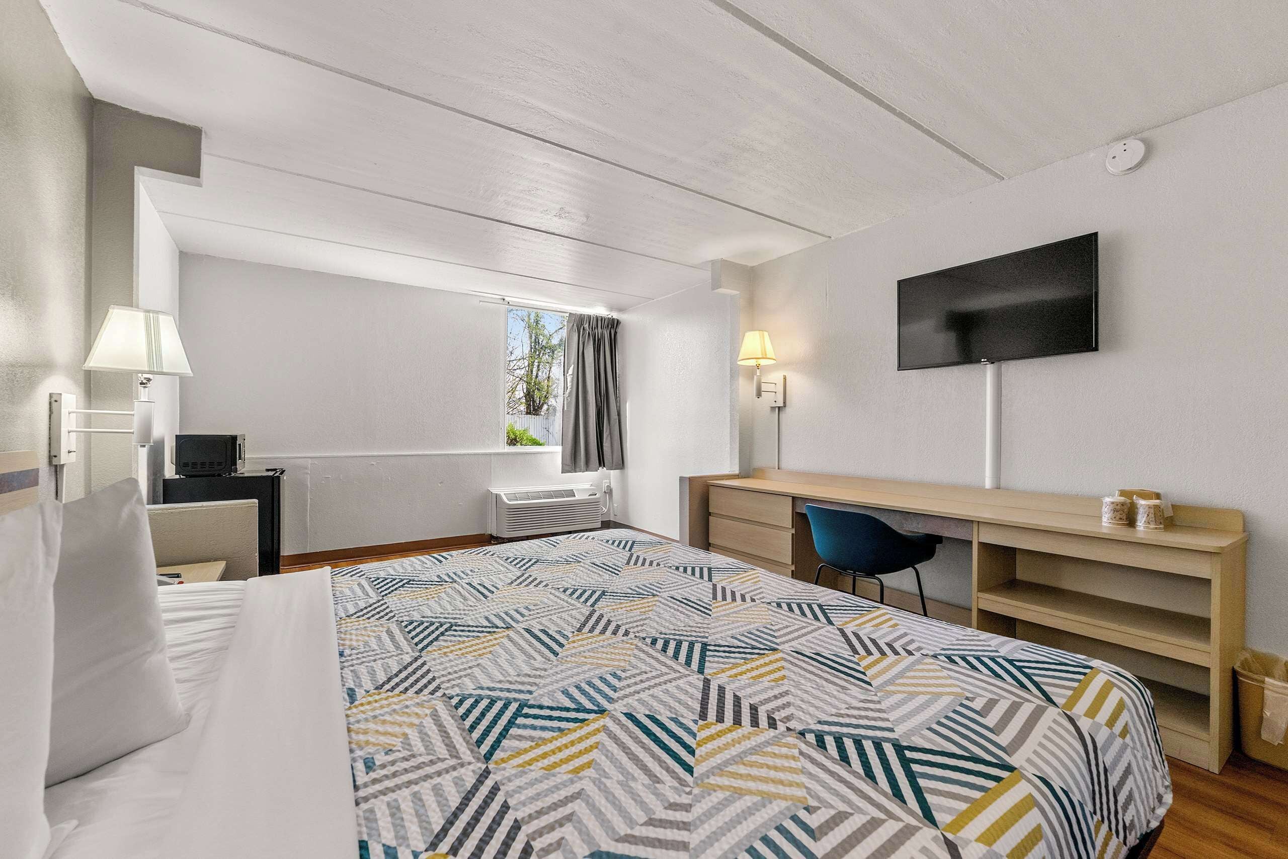 Espacio para trabajar con un portátil, wifi gratis, ropa de cama