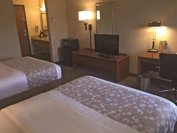 Premium bedding, desk, iron/ironing board, free cribs/infant beds - La Quinta Inn Milwaukee West Brookfield (Brookfield)