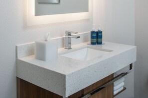 Pancuran mandi, kelengkapan dandanan diri percuma, pengering rambut 