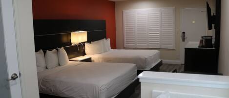 Skrivebord, skrivebord for bærbar PC, wi-fi (inkludert) og sengetøy