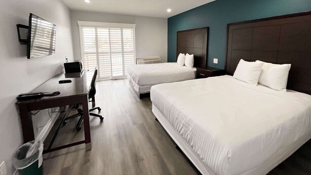 A hotel room with two beds, a desk, a chair, and a TV. - Motel 6 Vallejo, CA – Napa Valley (Vallejo)
