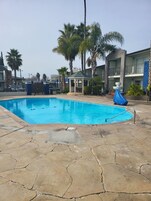 Una piscina al aire libre de temporada