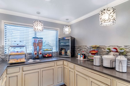 Free daily continental breakfast