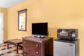 Standard Room, 1 Queen Bed, Non Smoking | Desk, free WiFi, bed sheets