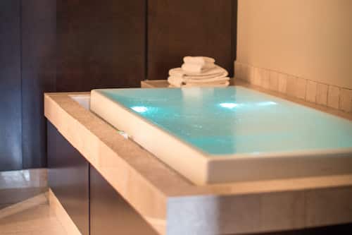 Suite Spa, 1 Lit King + 1 Divan Lit Double | Salle de bain | Articles de toilette gratuits, sĂšche-cheveux, peignoirs, chaussons