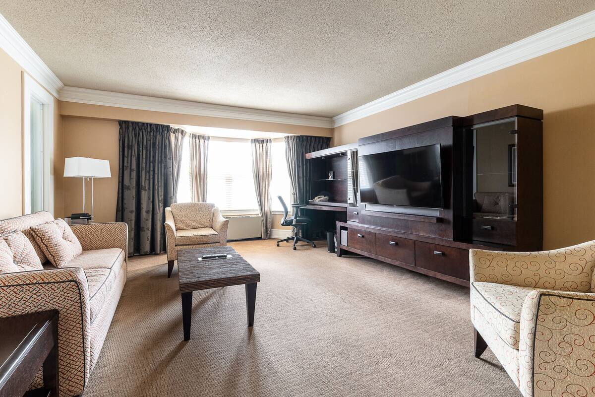 Suite Bonne Entente, 2 Double Beds + 1 Double Sofa Bed | リビング エリア | 薄型テレビ