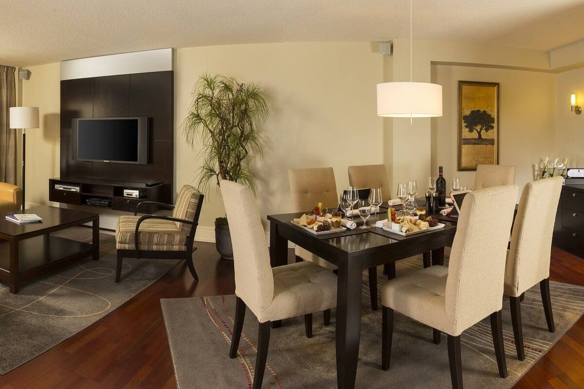 Suite Spa, 1 King Bed + 1 Double Sofa Bed | リビング エリア | 薄型テレビ