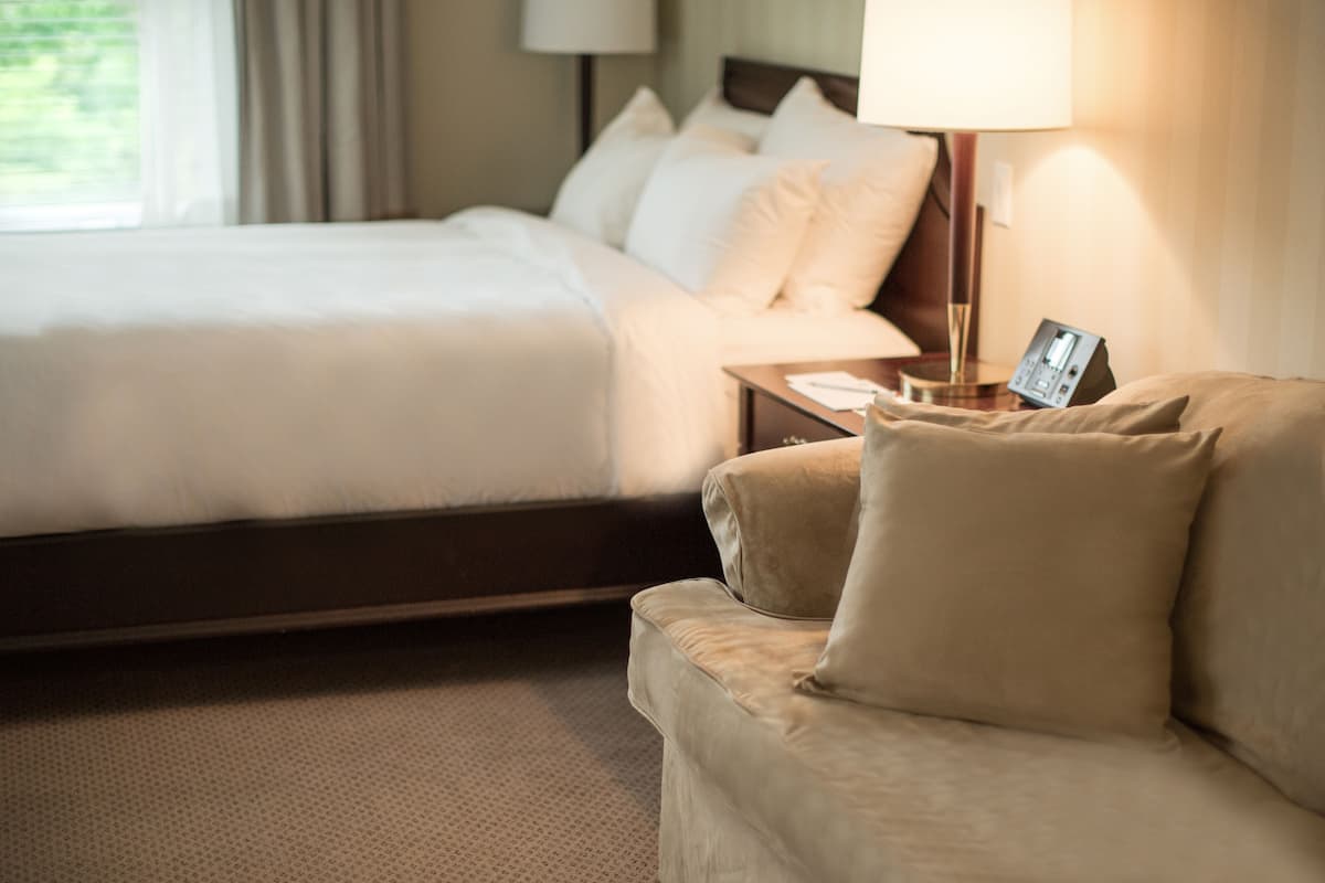 Business Room, 1 King Bed | 1 bedroom, premium bedding, minibar, in-room safe