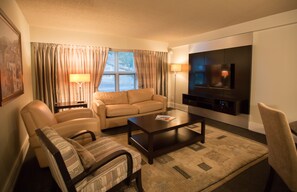 Suite Spa, 1 Lit King + 1 Divan Lit Double | Coin séjour | Télévision à écran plat