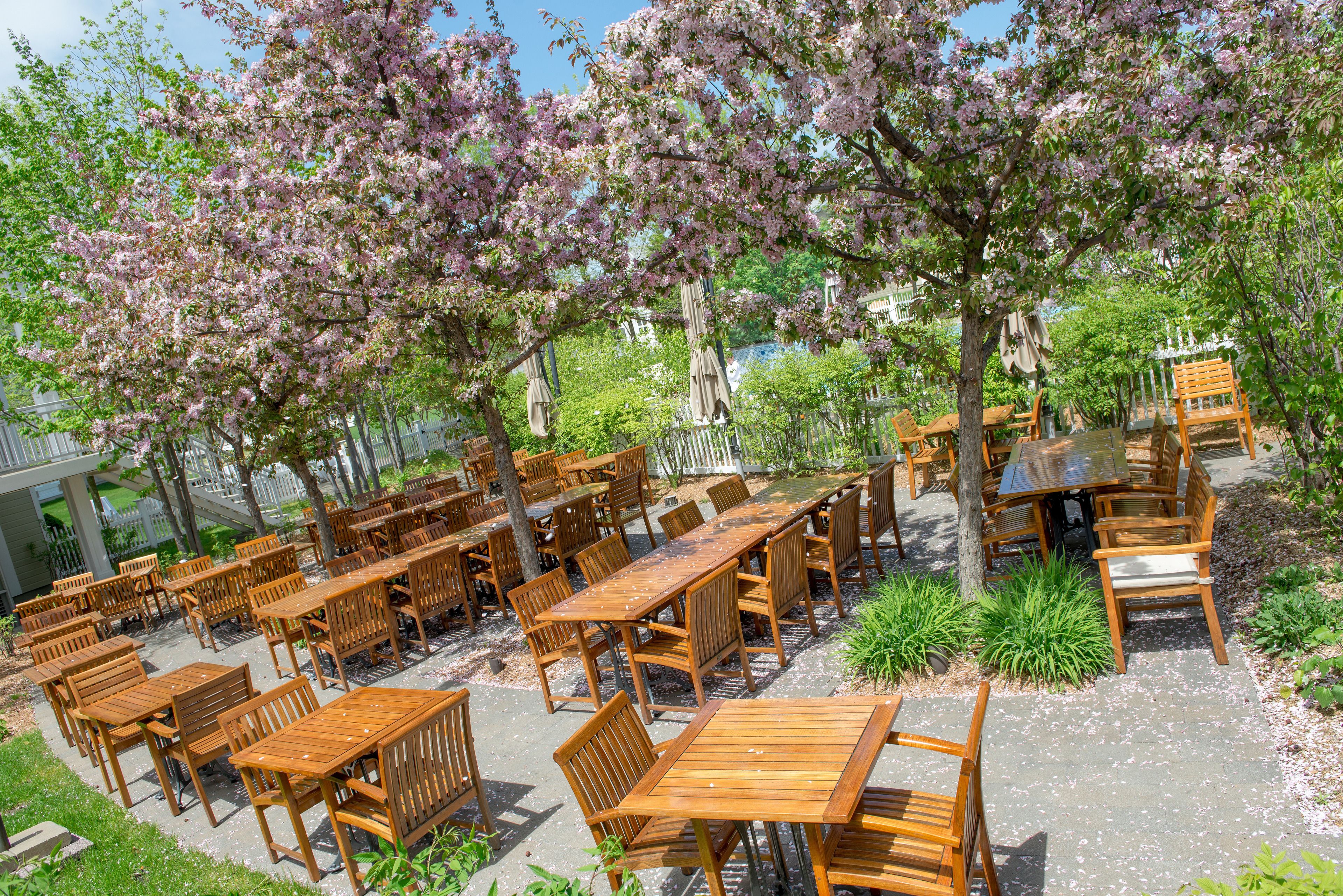 2 restaurants, breakfast served