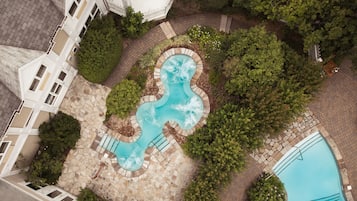 Couples treatment rooms, hot tub, body treatments, aromatherapy