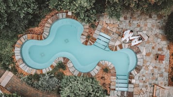 Piscine extérieure (ouverte en saison), parasols de plage