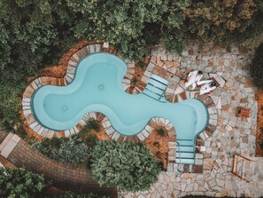 Piscine extérieure (ouverte en saison), parasols de plage