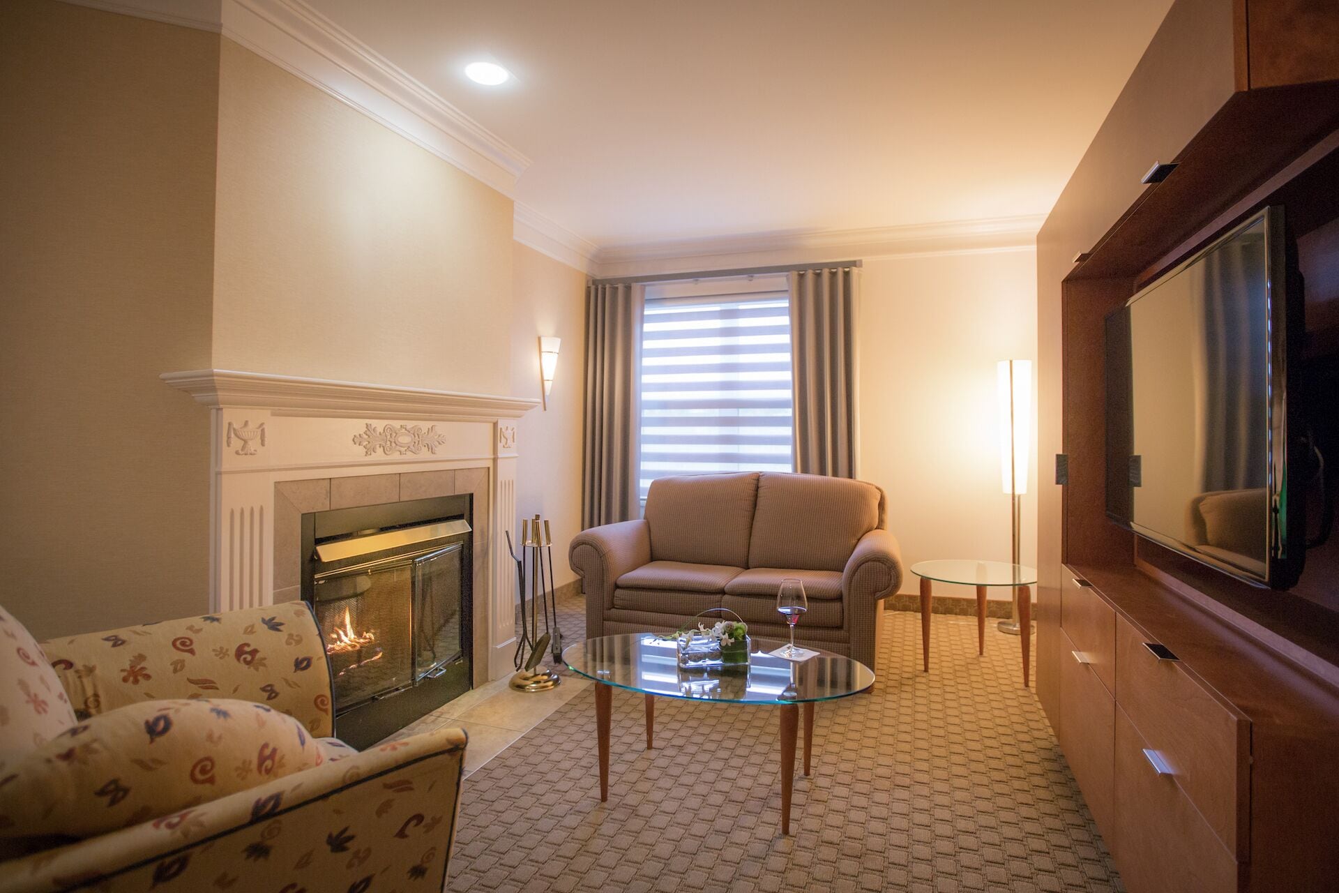 distinctive suite, 1 king bed, fireplace | living area | flat-screen tv