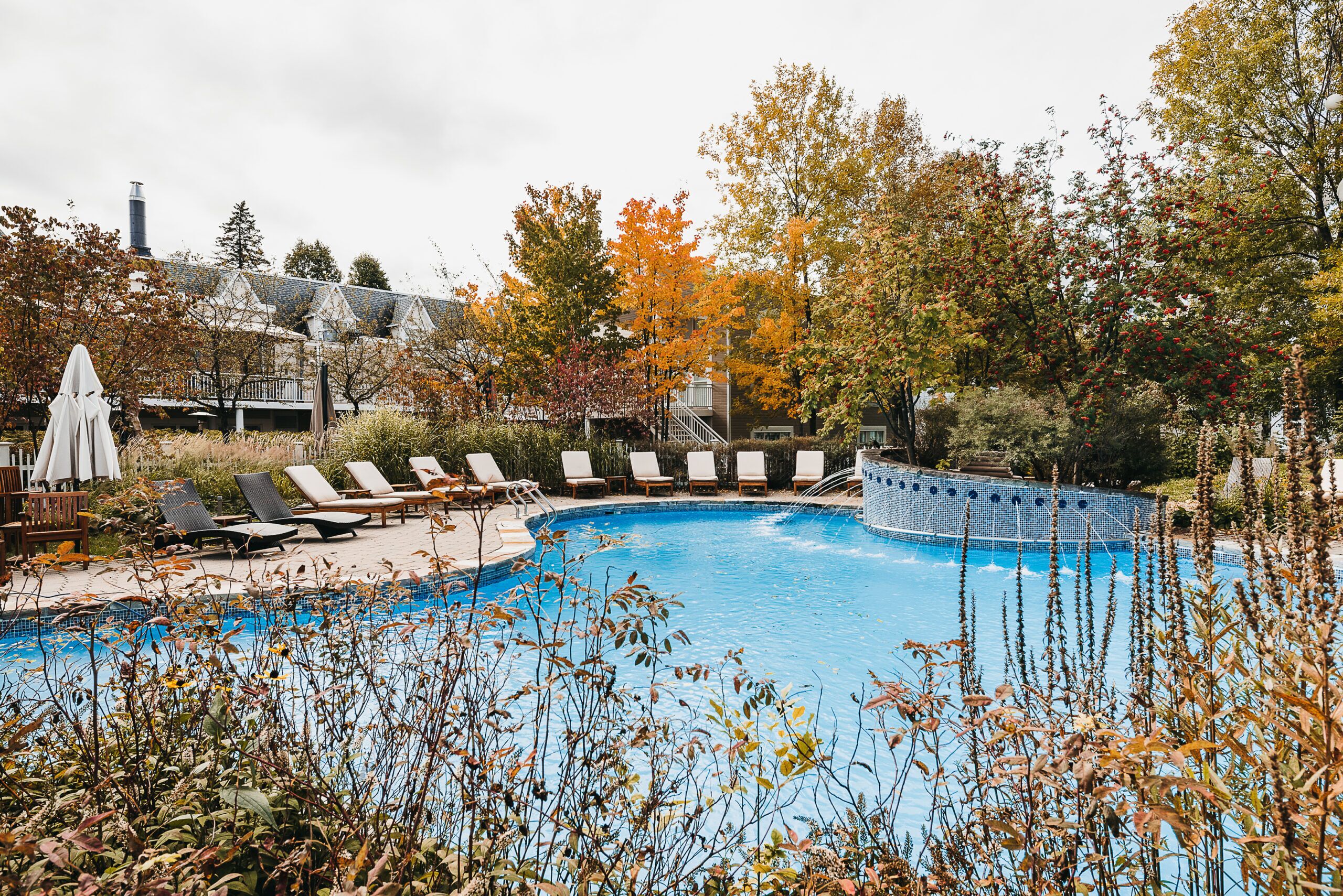 Een seizoensgebonden buitenzwembad en parasols bij het zwembad