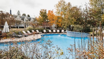 Een seizoensgebonden buitenzwembad en parasols bij het zwembad