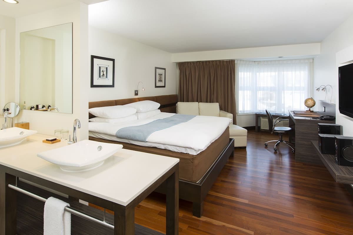 1 bedroom, premium bedding, minibar, in-room safe