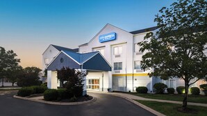A CITY EXPRESS hotel with a modern design, featuring a prominent entrance and a well-maintained outdoor area. - City Express By Marriott Shepherdsville Louisville (Louisville)