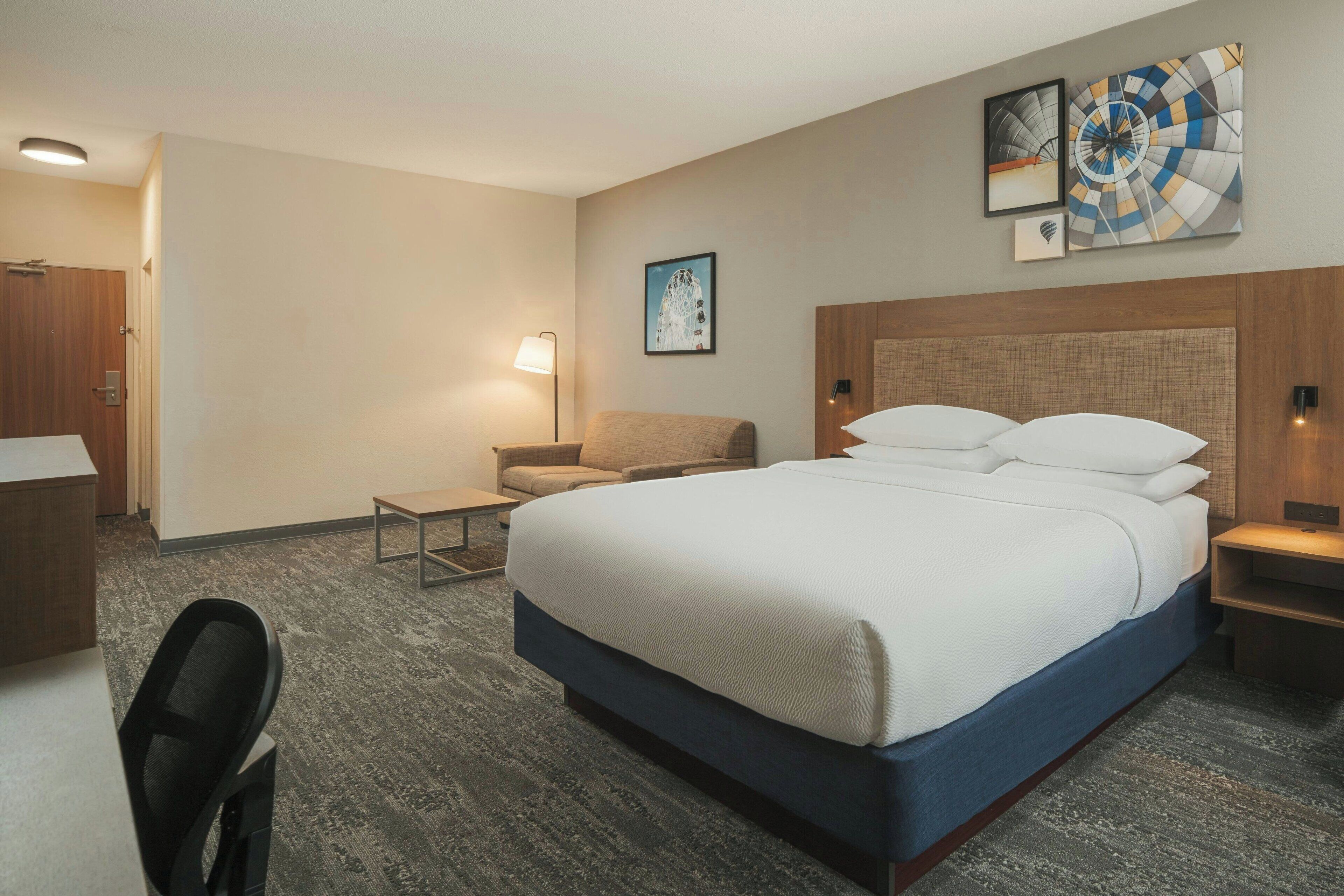 Suite, 1 kingsize bed met slaapbank | Luxe beddengoed, een bureau, verduisterende gordijnen