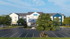 A hotel with a parking lot, a central entrance, and a building with a blue accent. - City Express By Marriott Shepherdsville Louisville (Louisville)