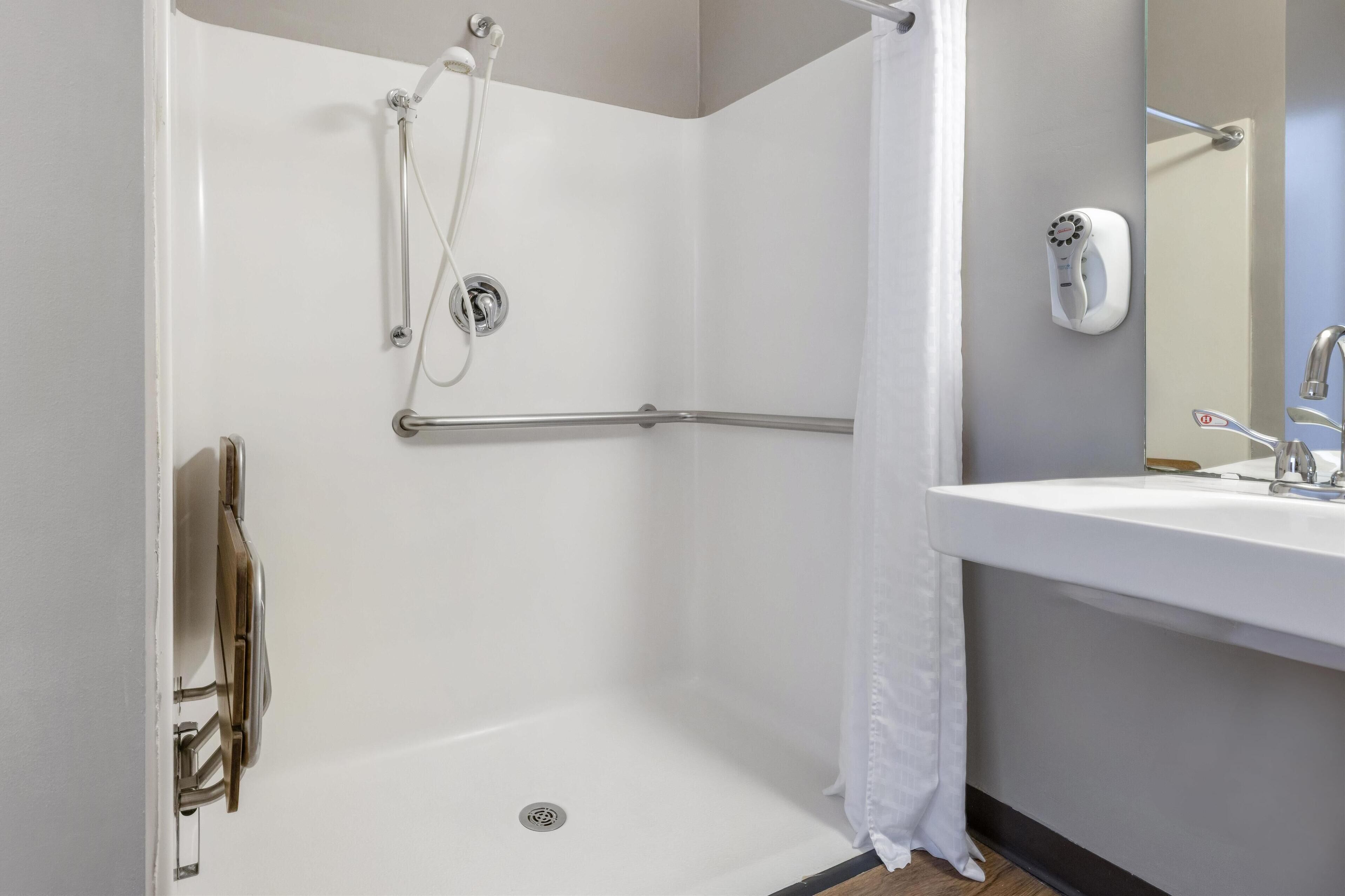 standard room, 1 king bed, accessible, refrigerator & microwave | bathroom | combined shower/bathtub, free toiletries, hair dryer, towels