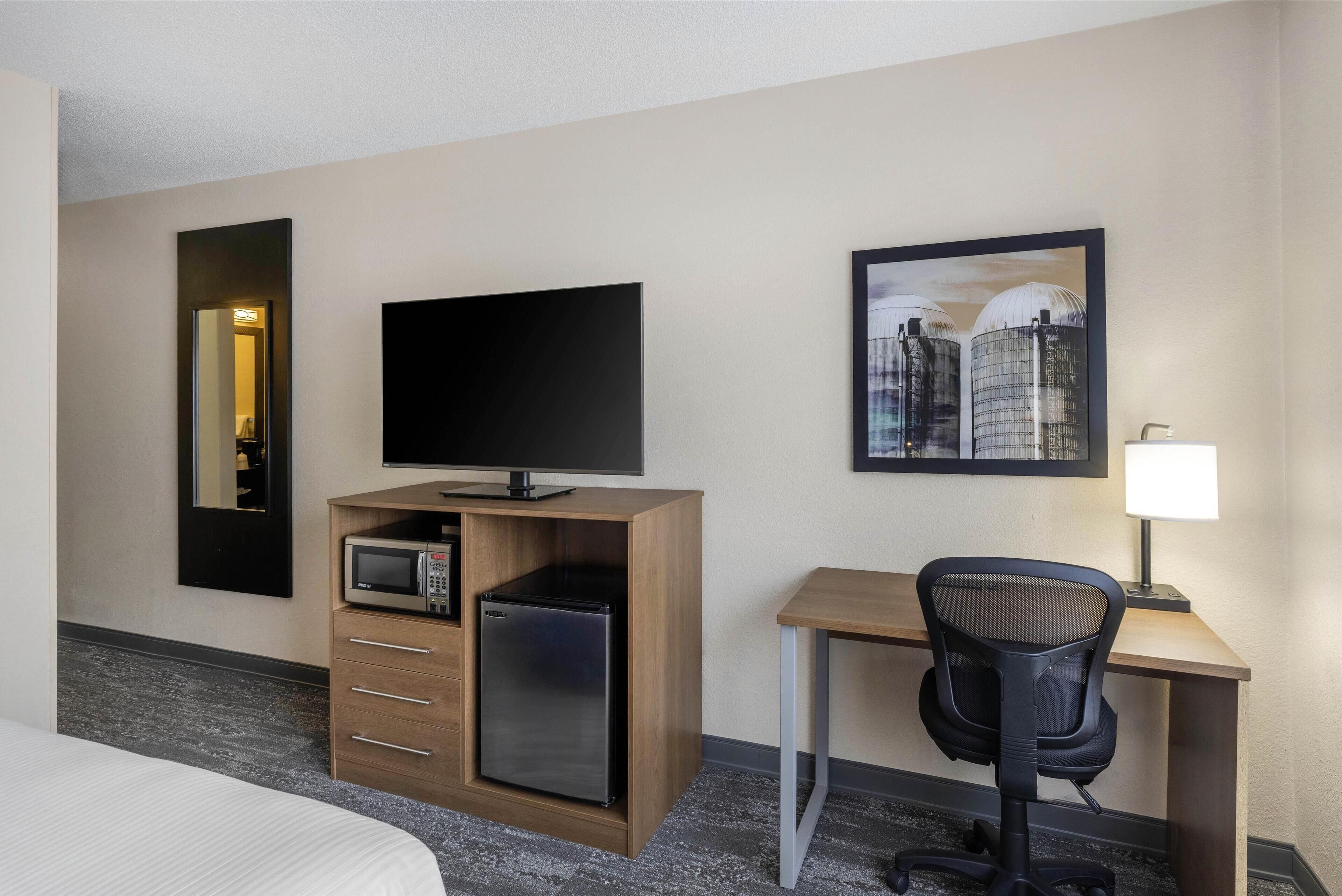 standard room, 1 queen bed, non smoking, refrigerator & microwave | premium bedding, desk, blackout curtains, iron/ironing board