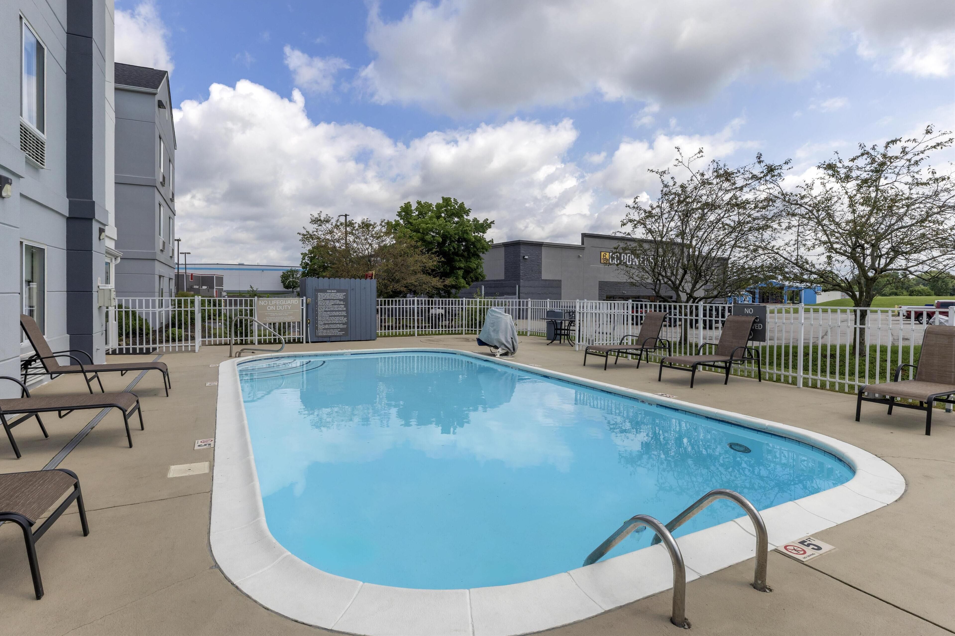 outdoor pool, open 9:00 am to 11:00 pm, pool loungers