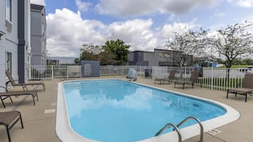 Kolam renang outdoor, dengan kursi berjemur