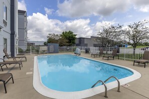 Utomhuspool med öppettider 09.00 till 23.00, och solstolar