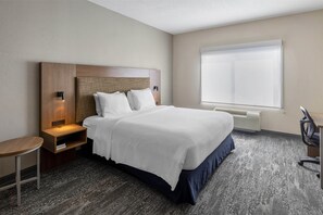 スタンダード ルーム キングベッド 1 台 禁煙 冷蔵庫 & 電子レンジ (with Sofabed) | 高級寝具、デスク、遮光カーテン、アイロン / アイロン台