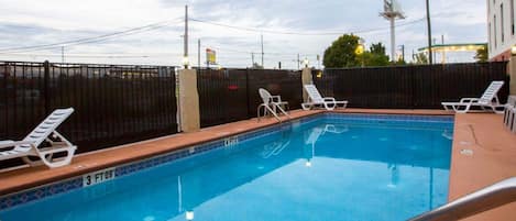 Una piscina al aire libre de temporada