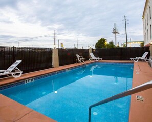Seasonal outdoor pool - Comfort Suites Cumming-Atlanta near Northside Hospital Forsyth (Cumming)