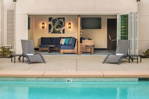 室外游泳池，池畔遮阳伞