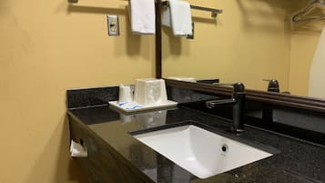 Minibar, caja de seguridad en la habitación y escritorio