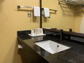 迷你吧、客房内保险箱、办公桌、隔音