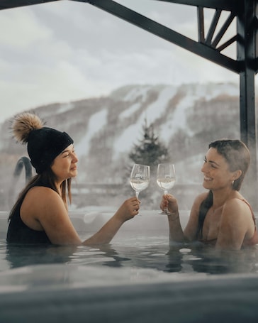 Indoor pool, seasonal outdoor pool, sun loungers. Hôtel Château-Bromont