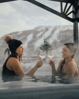 Piscina interna, piscina externa sazonal, espreguiçadeiras