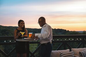 Serveert ontbijt, lunch, diner, regionale gerechten 