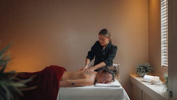 Whirlpool, Dampfbad, Massage- und Behandlungsräume