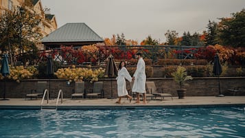 Una piscina cubierta, una piscina al aire libre de temporada, tumbonas