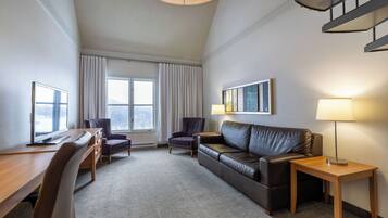 Suite Junior | Area soggiorno | TV a schermo piatto 32 pollici con canali via cavo, TV