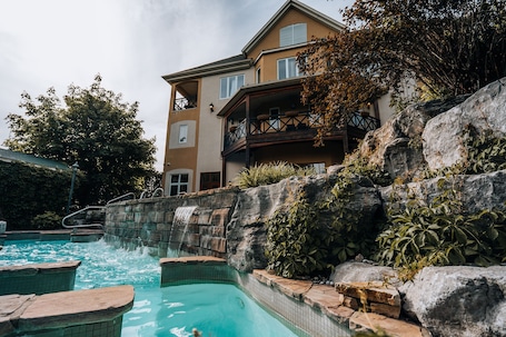 Hot tub, steam room, massage/treatment rooms