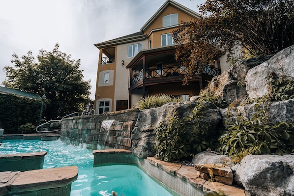 Hot tub, steam room, massage/treatment rooms