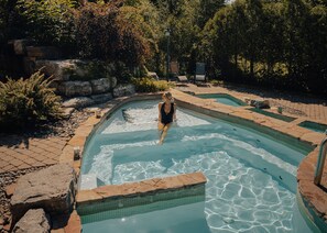 Een bubbelbad, een stoombad, massage- en behandelingsruimtes