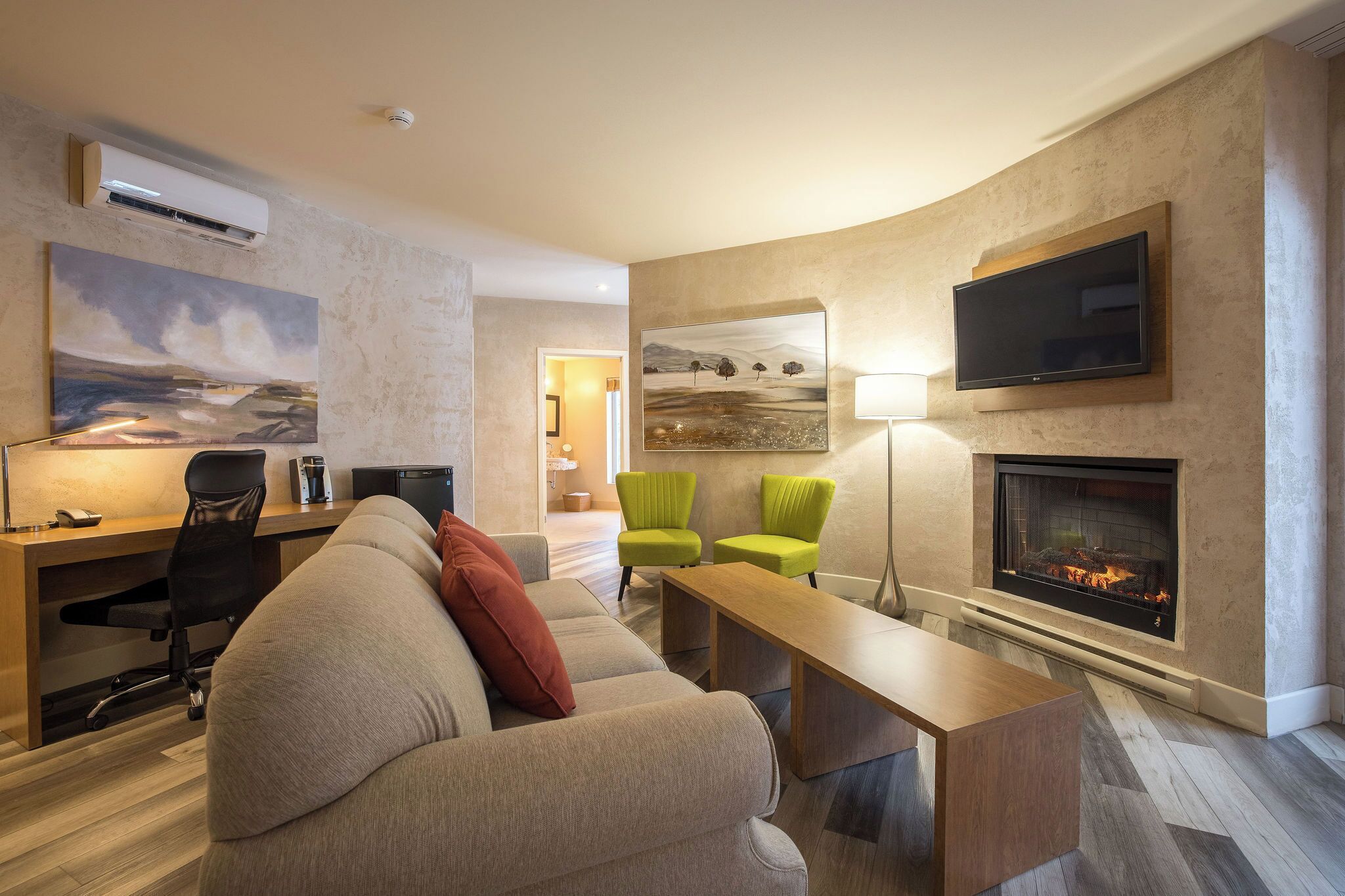 premium suite, 1 king bed | living area | 32-inch flat-screen tv with cable channels, tv