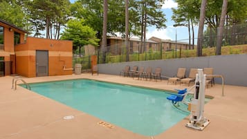 Una piscina al aire libre de temporada